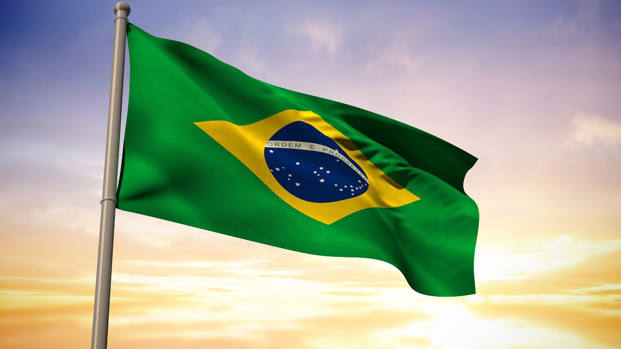 Práticas proibidas no Brasil. Bandeira brasileira hasteada.