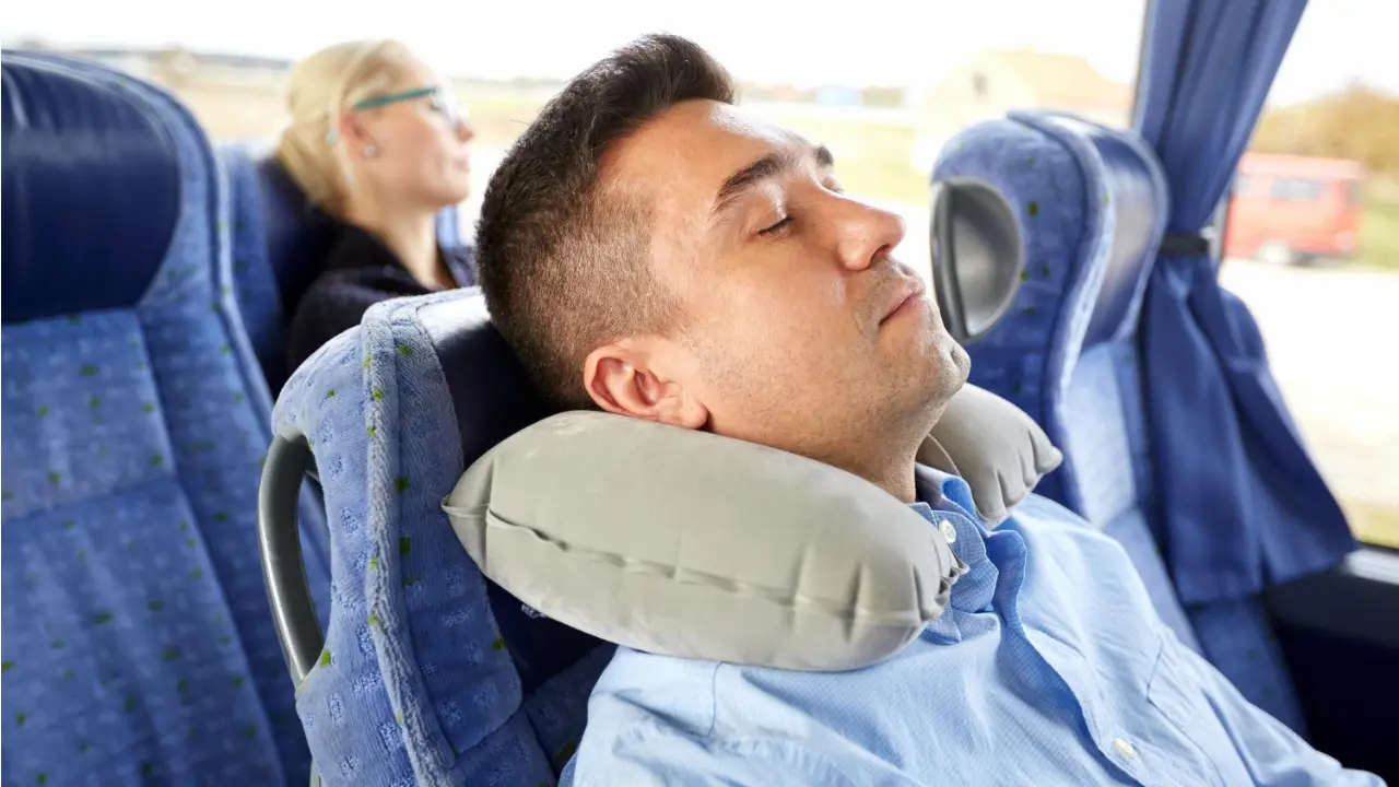  Foto de um homem dormindo no avião - dormir bem no avião